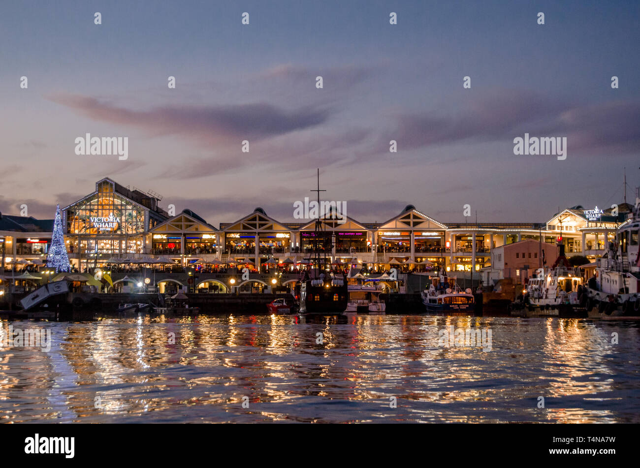 Cape Town, Western Cape / South Africa - 27 Novembre 2012: Victoria Wharf a V&A Waterfront è illuminato di notte Foto Stock