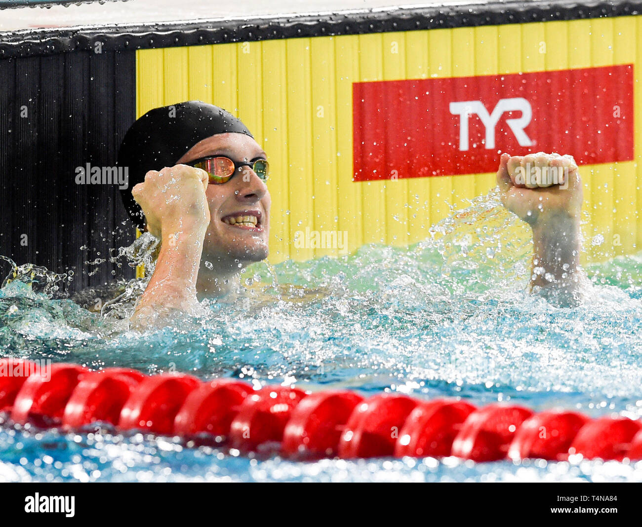 Luca Greenbank sul suo modo di vincere gli Uomini 100m Backstroke Finale durante il giorno due del 2019 British Nuoto Campionati a Tollcross International centro nuoto, Glasgow. Foto Stock