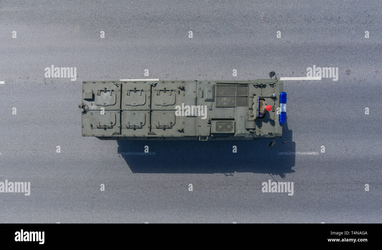 Mosca, 7 maggio 2017. Veicolo MRAP KamAZ-63968 "Typhoon-K' ritorna dalla Piazza Rossa dopo la vittoria parata del giorno dopo la prova, vista dall'alto. Foto Stock