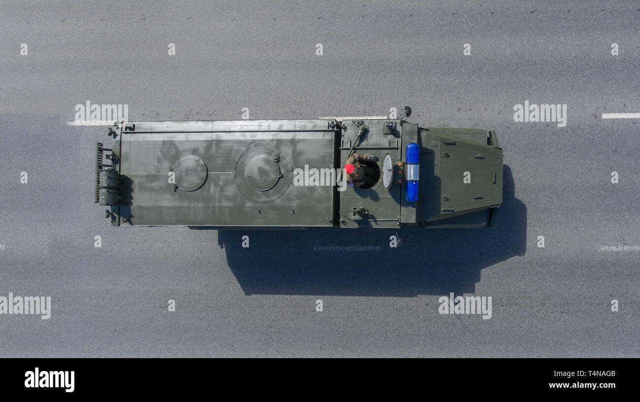 Mosca, 7 maggio 2017. Ural Typhoon 63095 MRAP ritorna dalla Piazza Rossa dopo la vittoria parata del giorno dopo la prova, vista dall'alto. Foto Stock