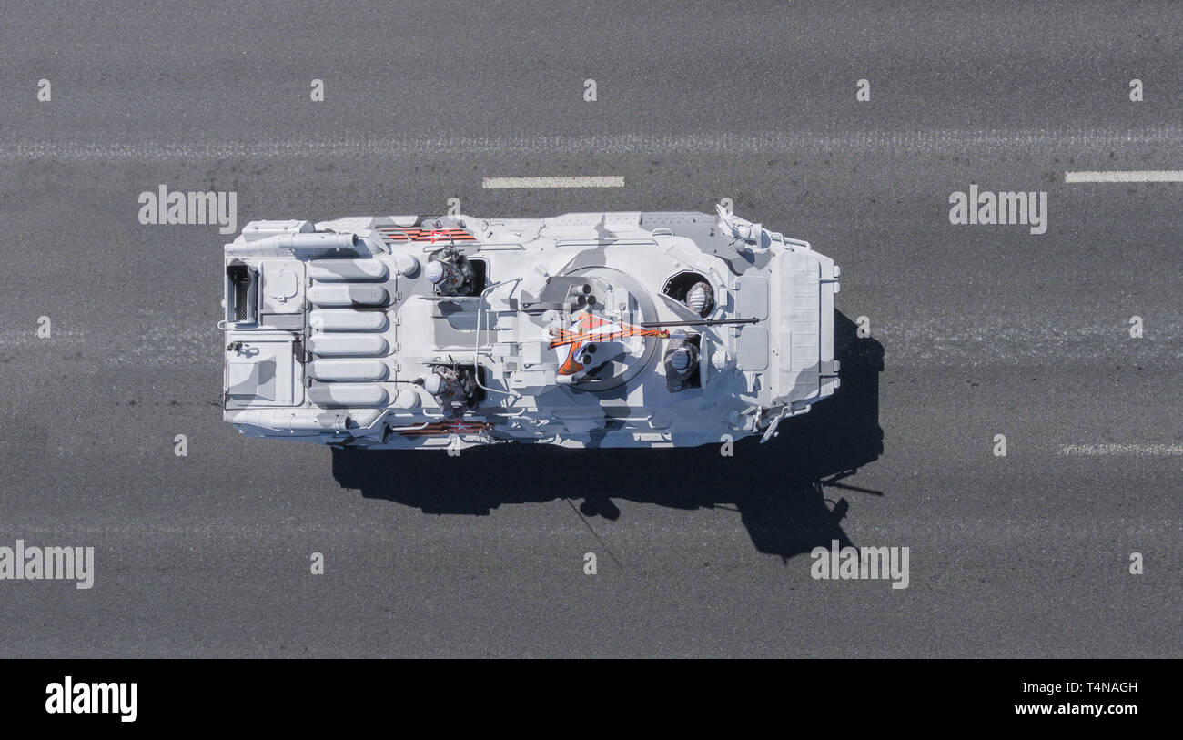 Mosca, 7 maggio 2017. Arctic BTR-80 ritorna dalla Piazza Rossa dopo la prova della vittoria parata del giorno, vista dall'alto. Foto Stock