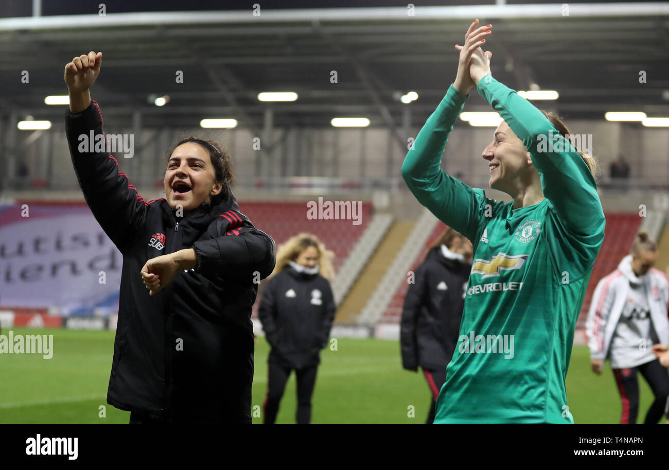 Il Manchester United Jess Sigsworth e Siobhan Chamberlain festeggiare al fischio finale durante il FA campionato delle donne corrispondono a Leigh Sports Village. Foto Stock
