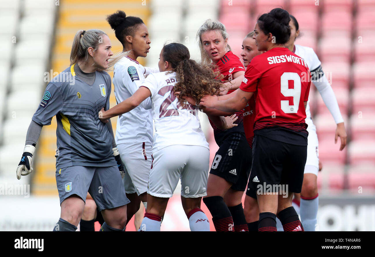 Sian Rodgers di Aston Villa scambia parole con Jess Sigsworth del Manchester United durante la partita di campionato femminile di fa al Leigh Sports Village. Foto Stock