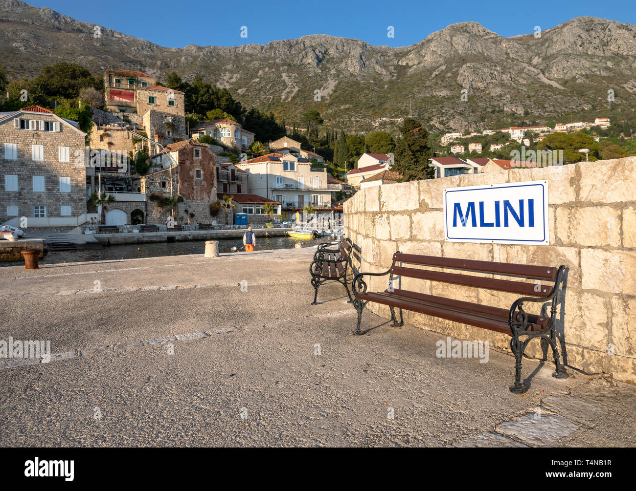 Mlini, Croazia - Aprile 2019: panca e firmare nel villaggio idilliaco di Mlini a Dubrovnik, Croazia Foto Stock