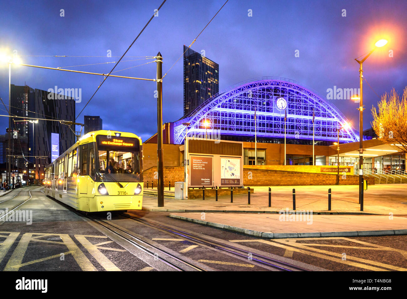 Tram gialli di Manchester passando davanti alla stazione centrale. Foto Stock