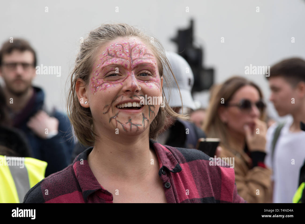 Oxford Circus, Londra, Regno Unito. Il 17 aprile 2019. Gli attivisti dalla ribellione di estinzione blocco Oxford Circus come parte di una vasta protesta per arrestare Londra in par Foto Stock