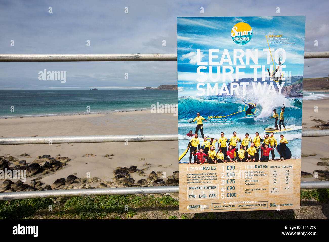 Un segno per lezioni di surf in Sennen, Cornwall, Regno Unito. Foto Stock