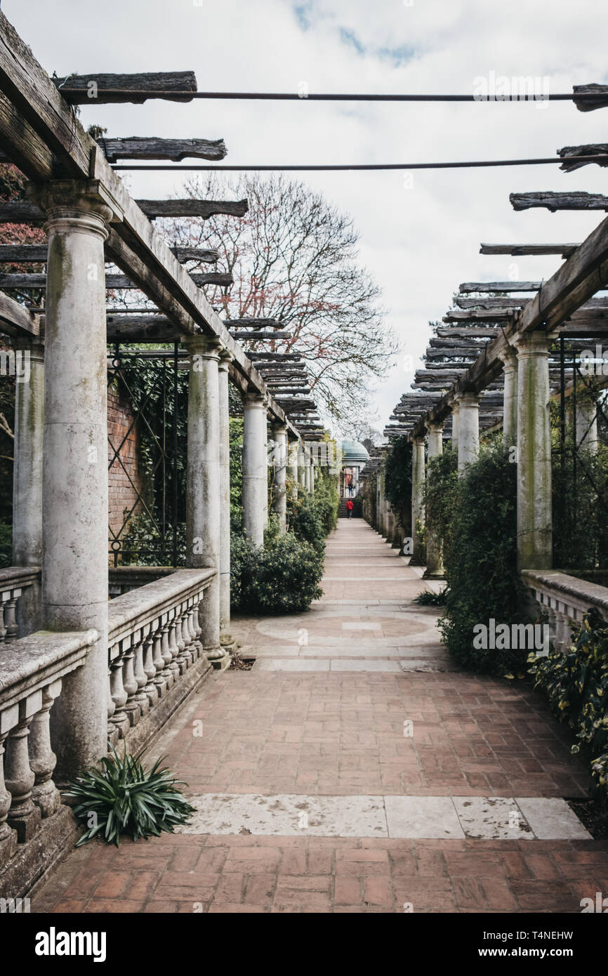 London, Regno Unito - 11 Aprile 2019: la collina del giardino e pergola di Golders Green, Londra, Regno Unito. La zona è stata aperta al pubblico nel 1963 come l'Hill Garden. Foto Stock