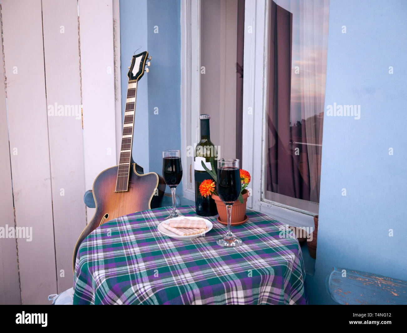 Bicchieri di vino sul balcone Foto Stock
