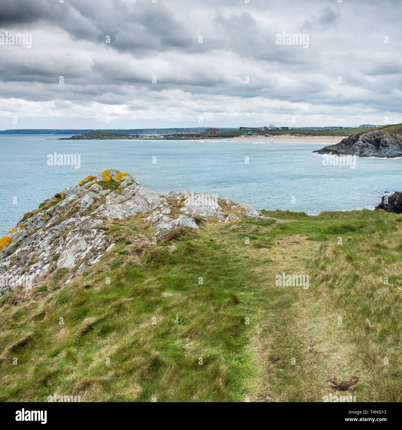 La rocciosa costa frastagliata su Pentire punto est a Newquay in Cornovaglia. Foto Stock