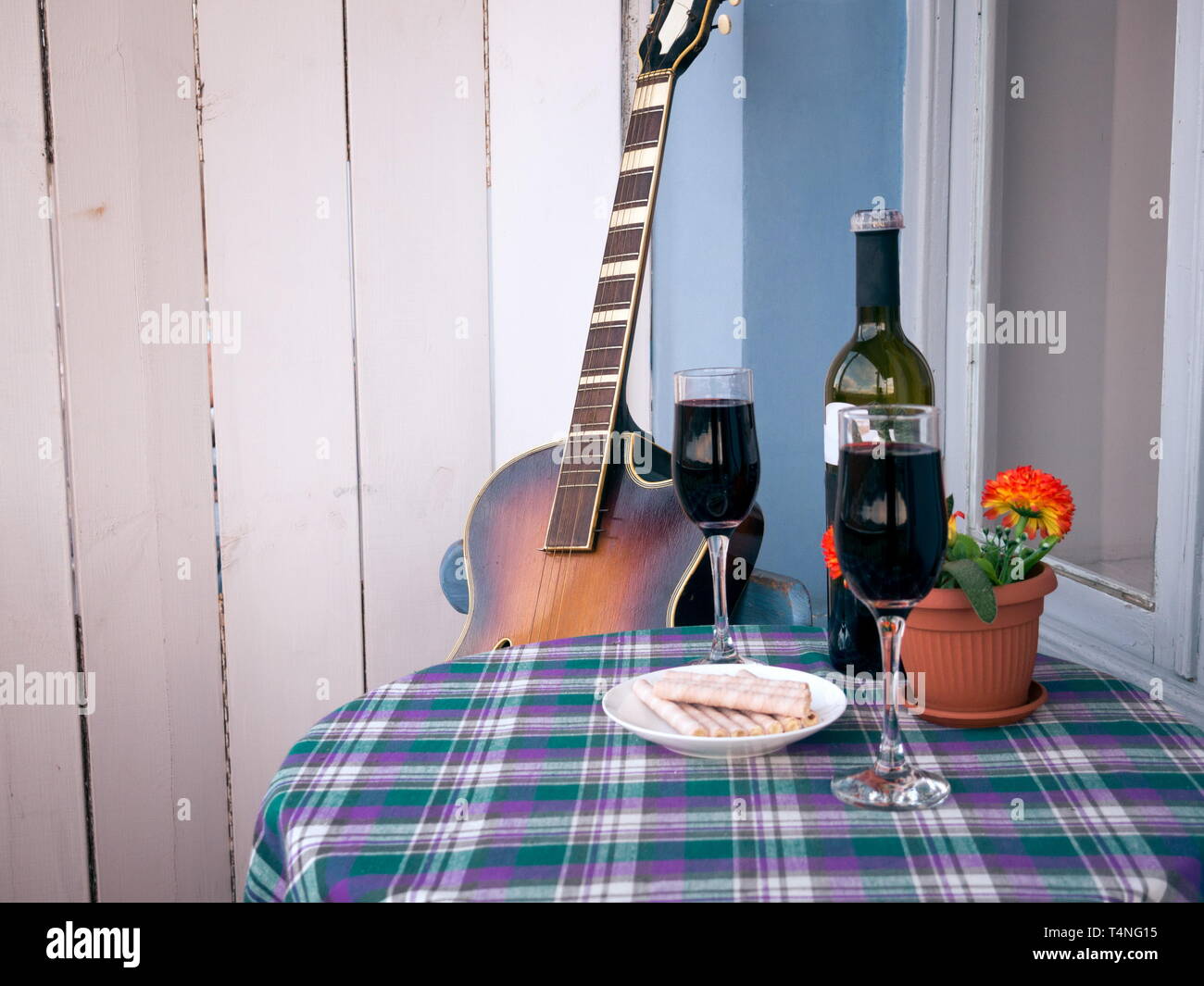 Bicchieri di vino sul balcone Foto Stock