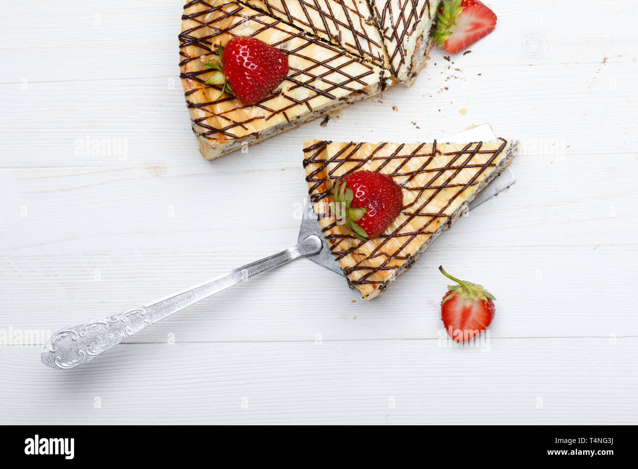 Fetta di cheesecake con fragola sulla torta lifter Foto Stock