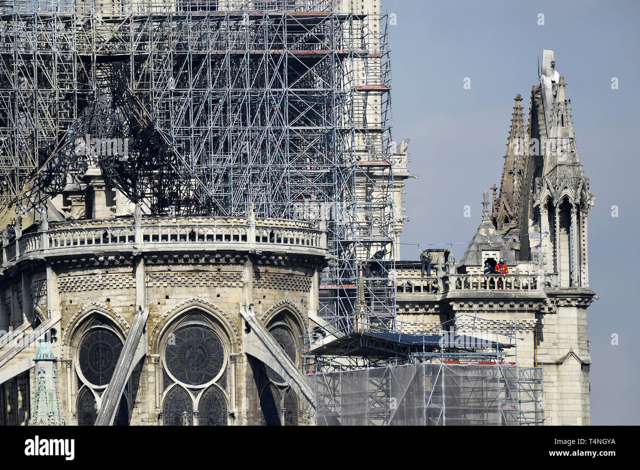 Giorno 2 a seguito di un incendio, lavori di consolidamento di Notre-dame ha iniziato - Parigi - Francia Foto Stock