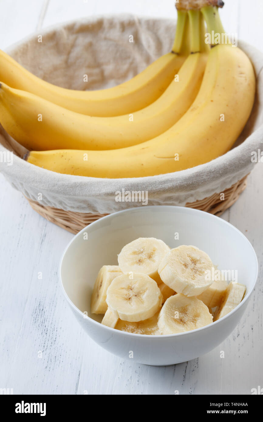 Fette di banana nel recipiente di close-up Foto Stock