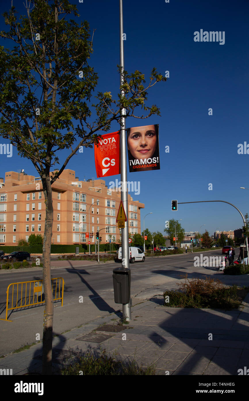 Madrid, Spagna - 04 12 2019: politico i banner della campagna del partito Ciudadanos, mostrando il loro candidato Ines Arrimadas su un sobborgo vuota Foto Stock