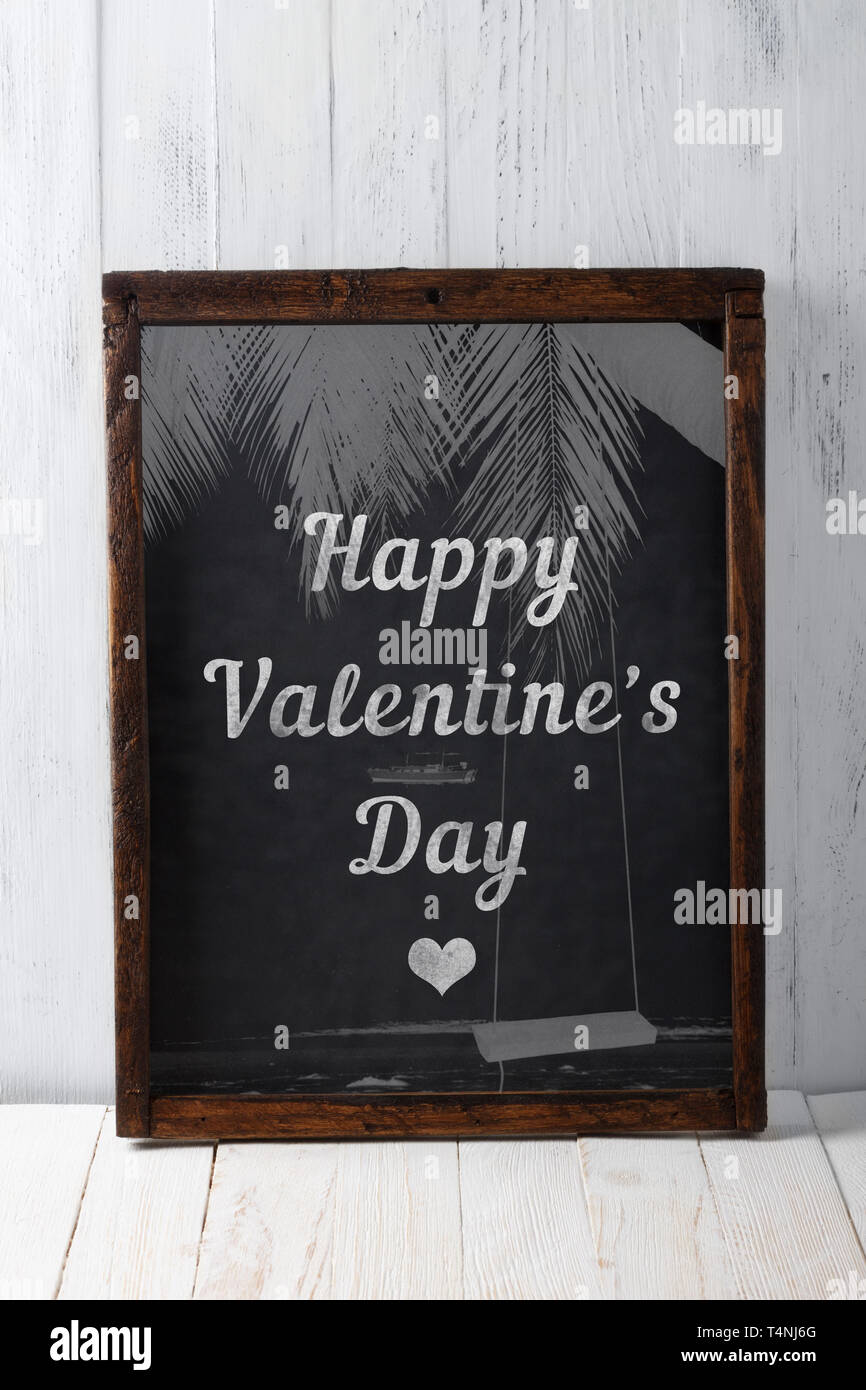 Happy Valentines Day testo e costa tropicale con lo swing su vintage lavagna vuota Foto Stock