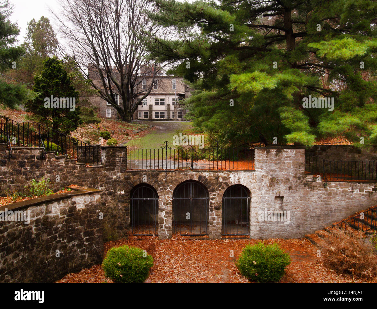 Sunken giardino dietro un castello Foto Stock