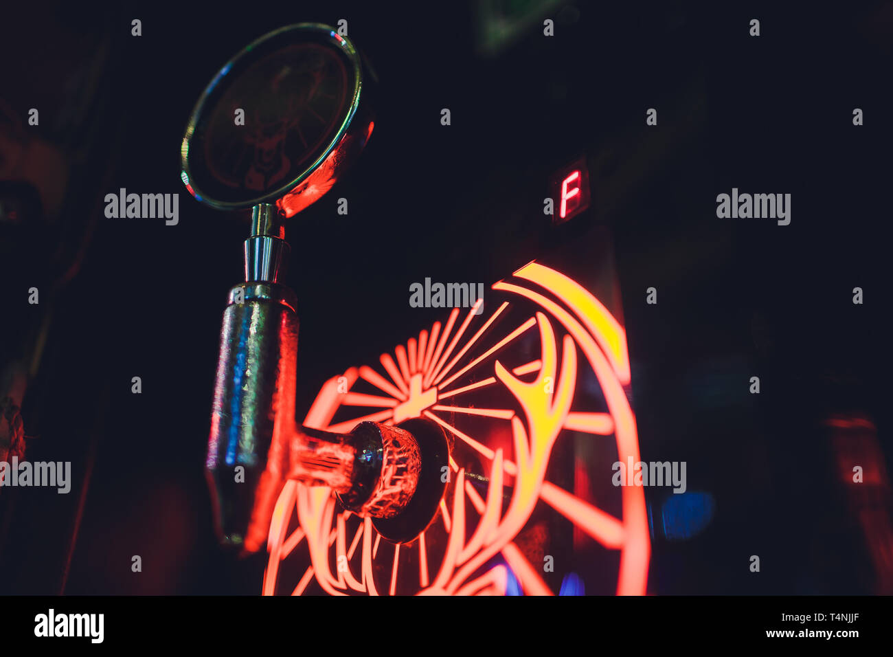 Ufa, Russia, HARAT'S PUB, 12 dicembre, 2018: Jagermeister alcol bevande nel bar. Il barista versa un bicchiere. Foto Stock