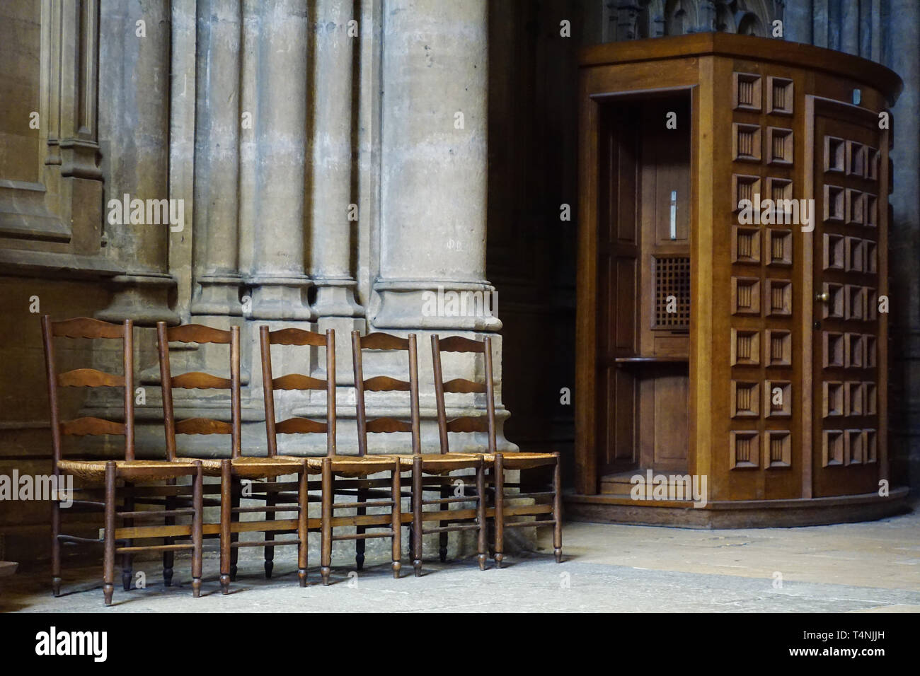 Sedia confessionale nella cattedrale di Metz / Francia Foto Stock