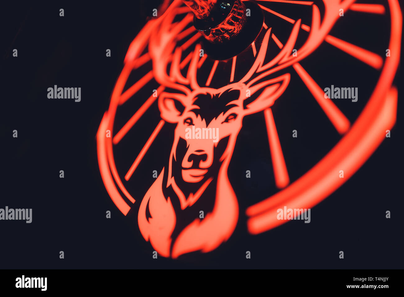 Ufa, Russia, HARAT'S PUB, 12 dicembre, 2018: Jagermeister alcol bevande nel bar. Il barista versa un bicchiere. Foto Stock