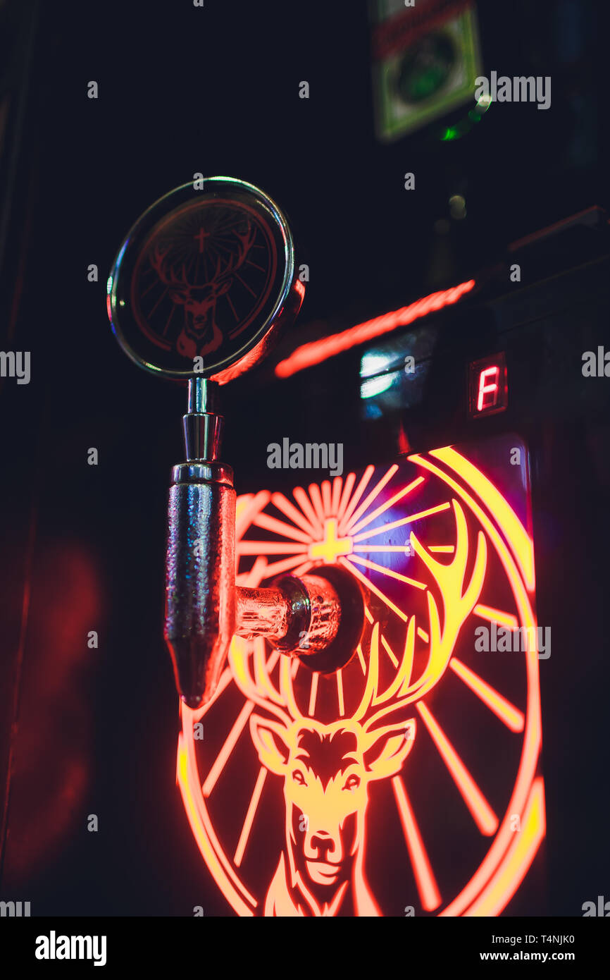 Ufa, Russia, HARAT'S PUB, 12 dicembre, 2018: Jagermeister alcol bevande nel bar. Il barista versa un bicchiere. Foto Stock