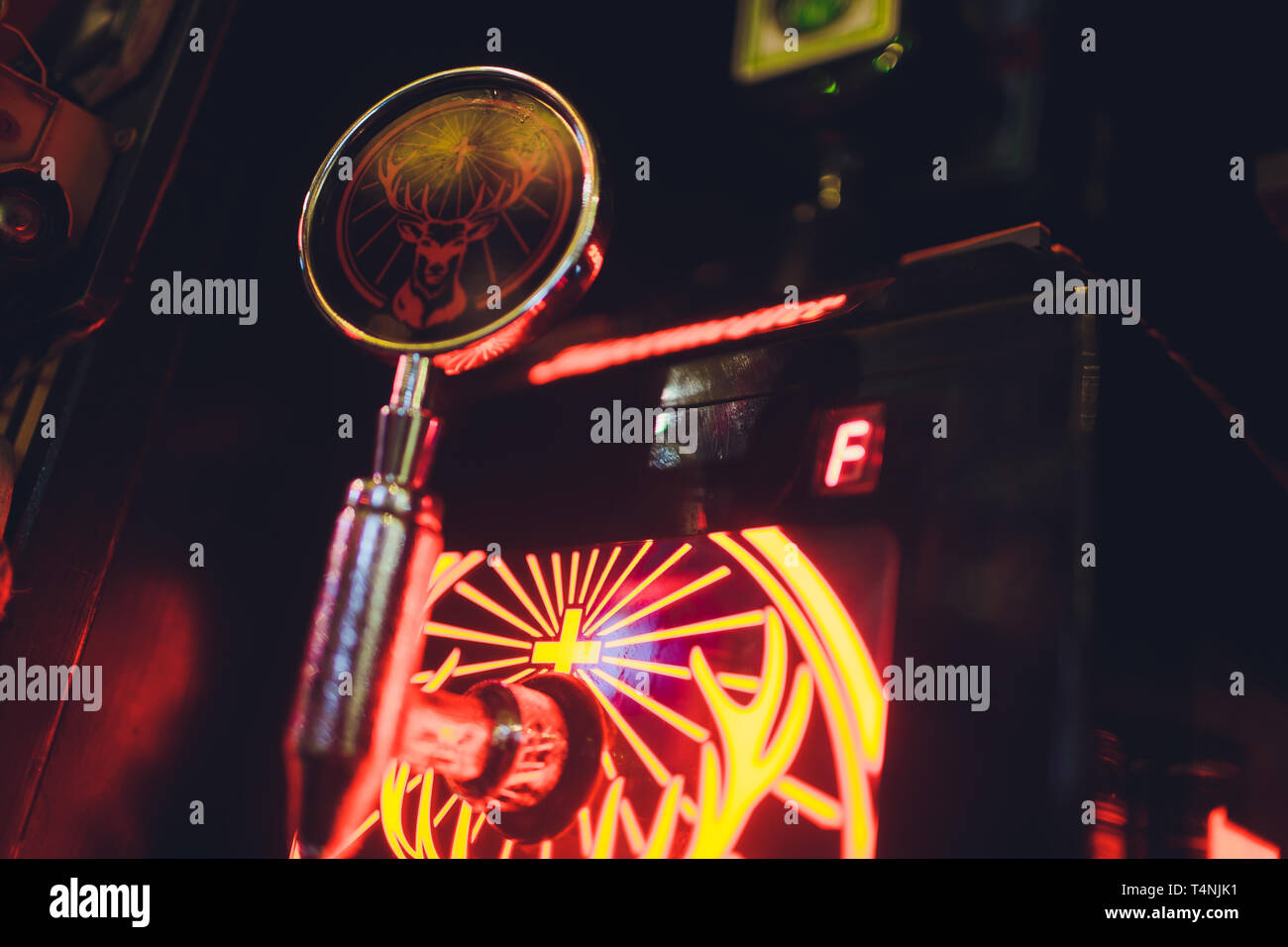 Ufa, Russia, HARAT'S PUB, 12 dicembre, 2018: Jagermeister alcol bevande nel bar. Il barista versa un bicchiere. Foto Stock