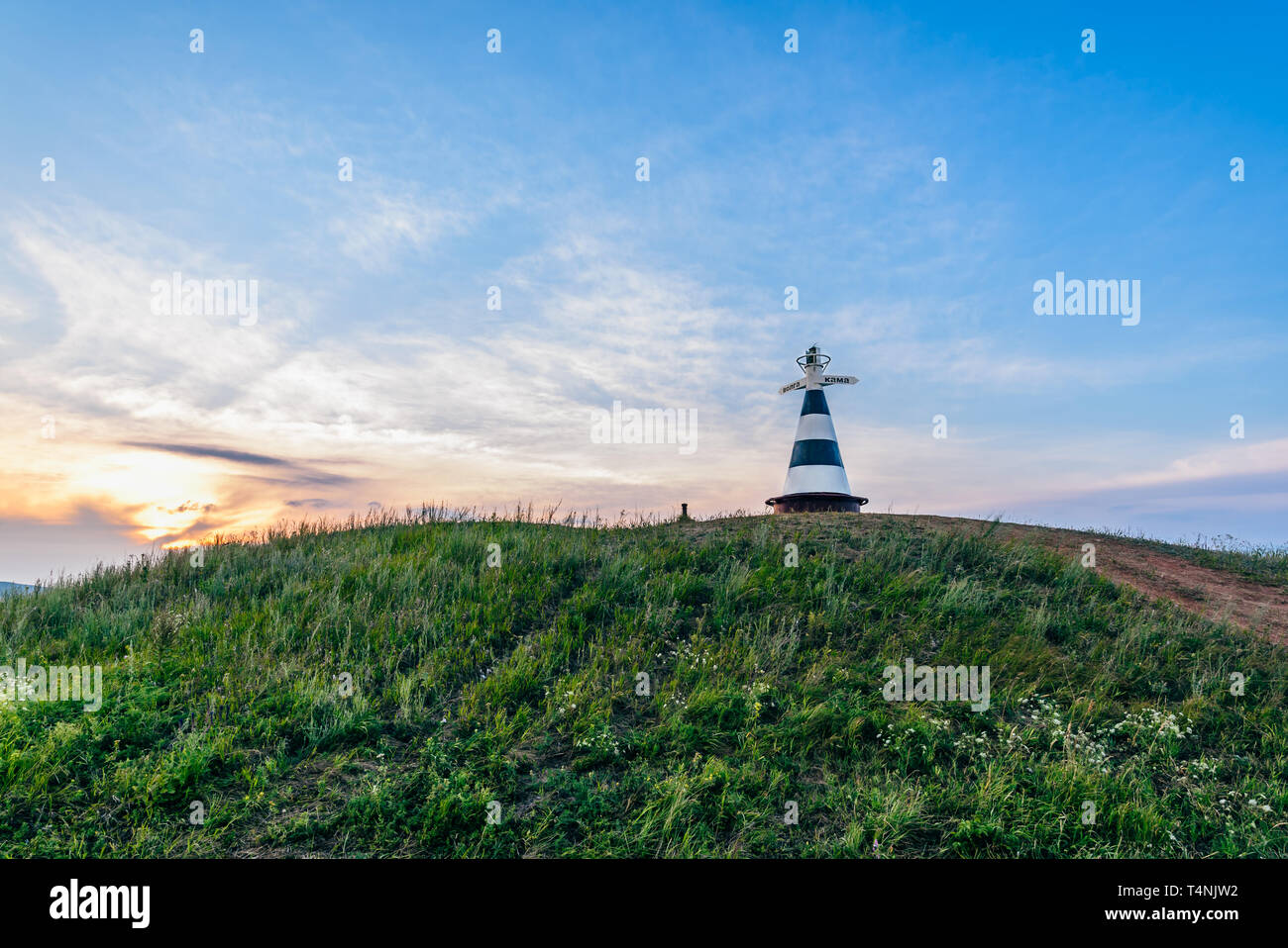 Faro con il puntatore "Volga' e 'Kama' fiumi sulla collina nella luce del tramonto Foto Stock