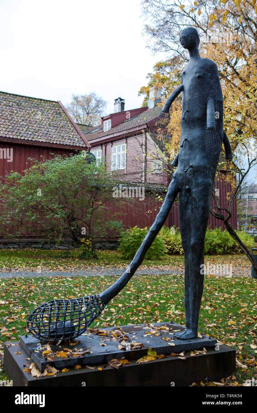 Bizzarra scultura al di fuori del Trondheim Kunstmuseum, Bispegata, Trondheim, il Trondelag, Norvegia Foto Stock