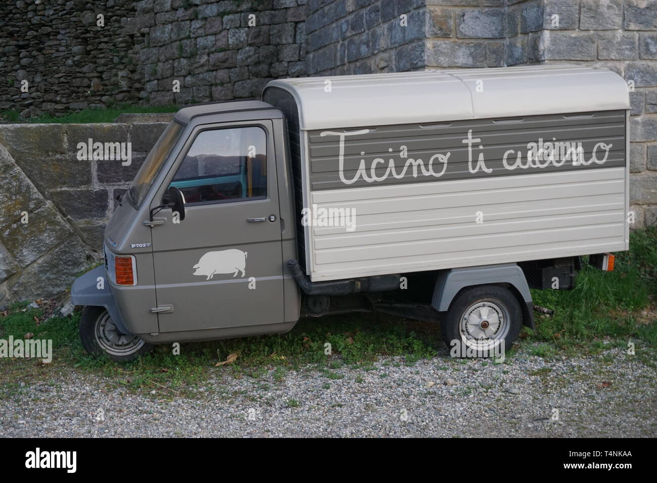Vecchio piccolo funny auto per consegnare il cibo in Ticino, Svizzera Foto Stock