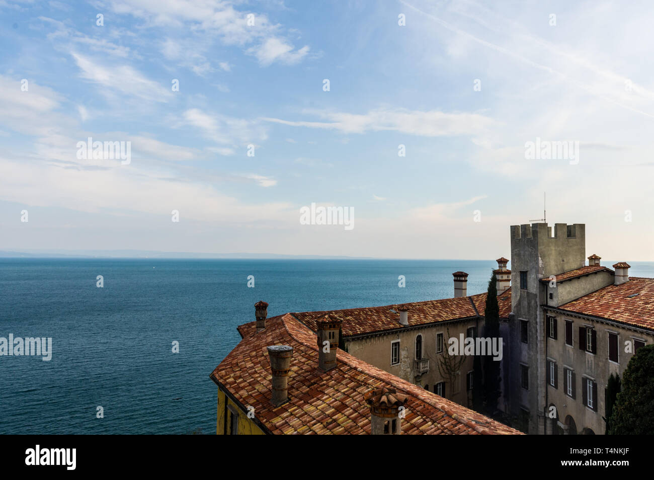 Duino, Italia (14 aprile 2019) - Vista da una delle torri del castello di Duino sulla Costa Adriatica nei pressi di Trieste Foto Stock