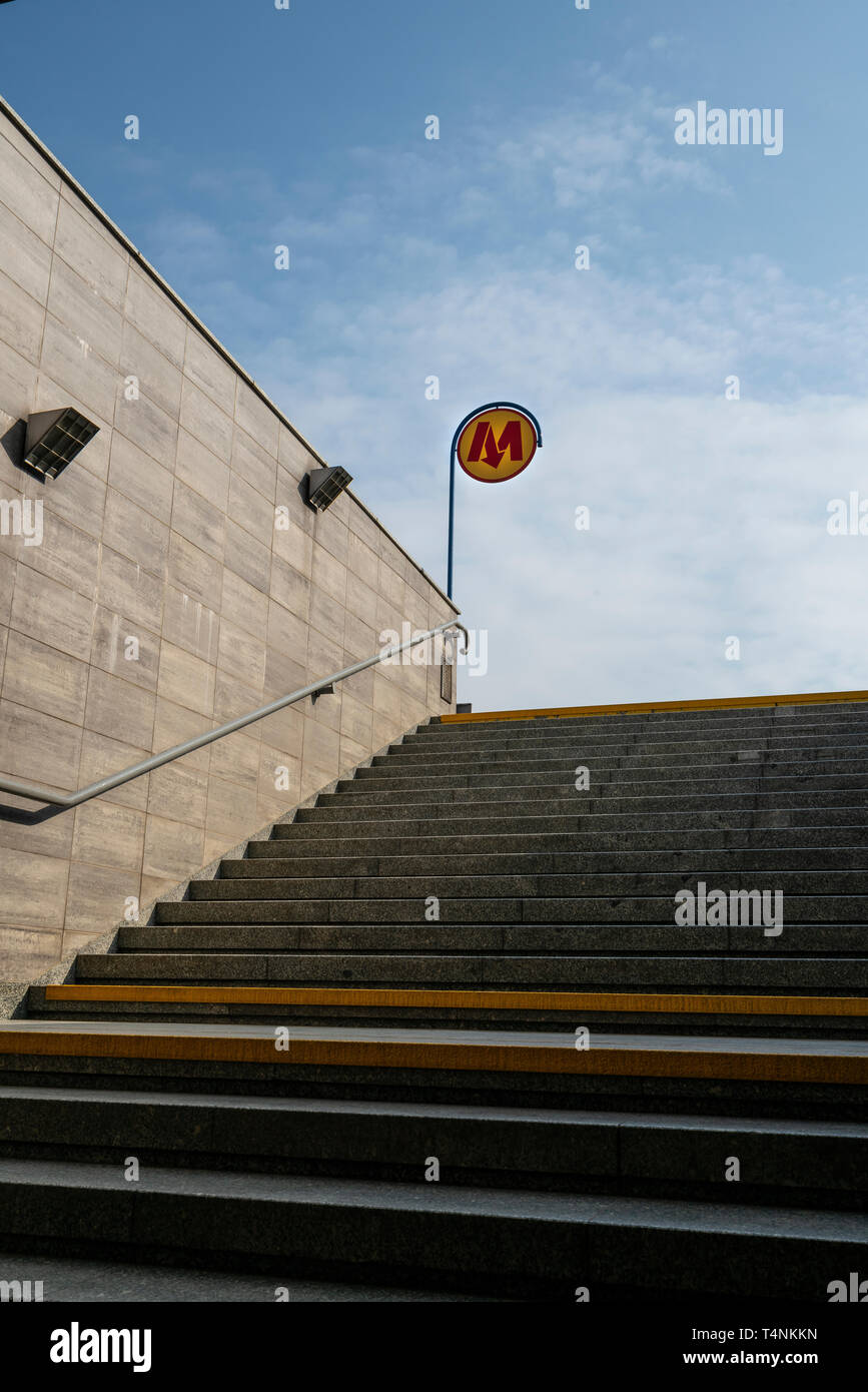 Varsavia, Polonia. Aprile 2019. Vista esterna dell'ingresso alla stazione della metropolitana Foto Stock