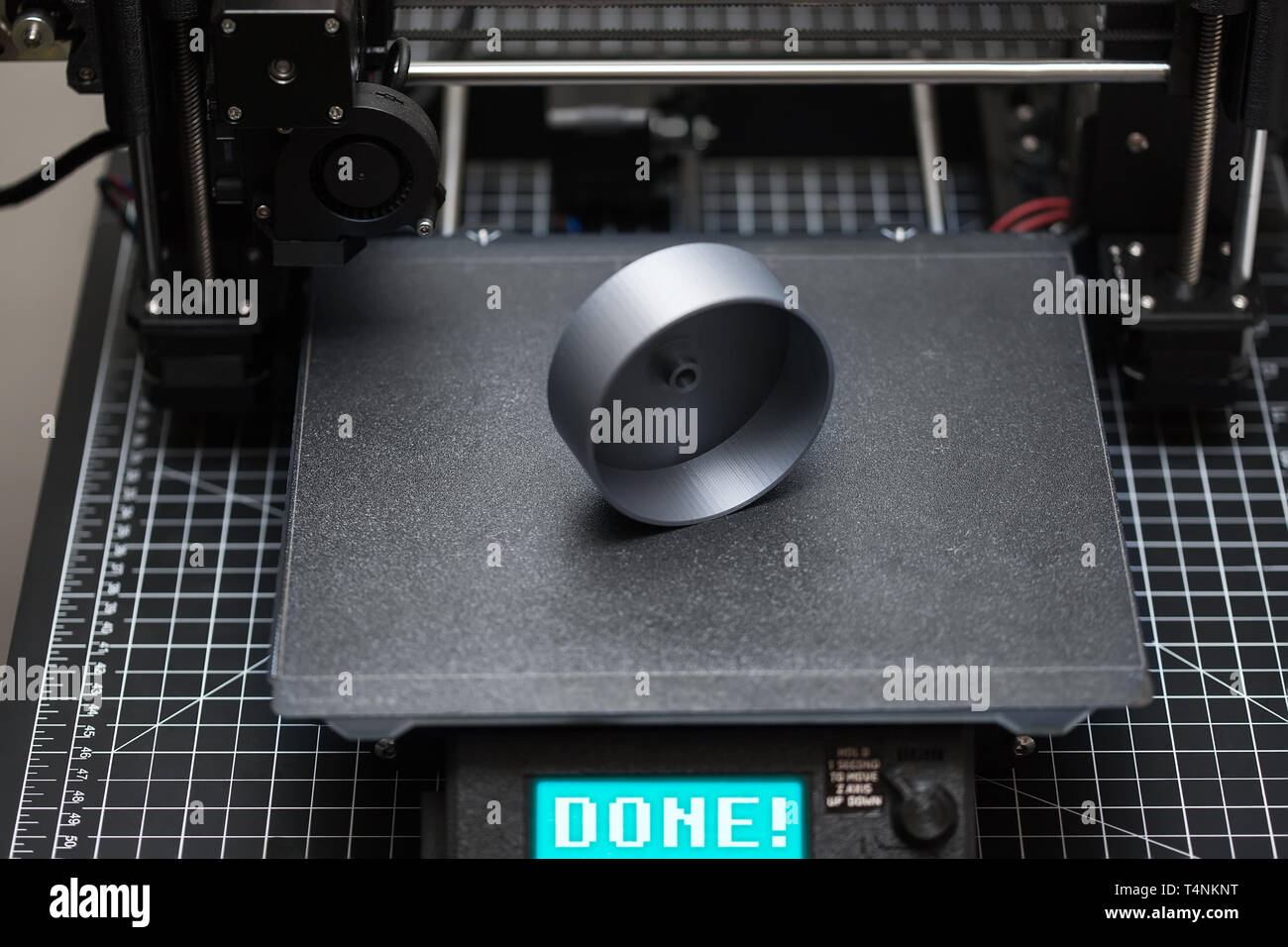 Finito di 3D print sul metallo di foglio di stampa e fatto del messaggio sul display LCD. Foto Stock