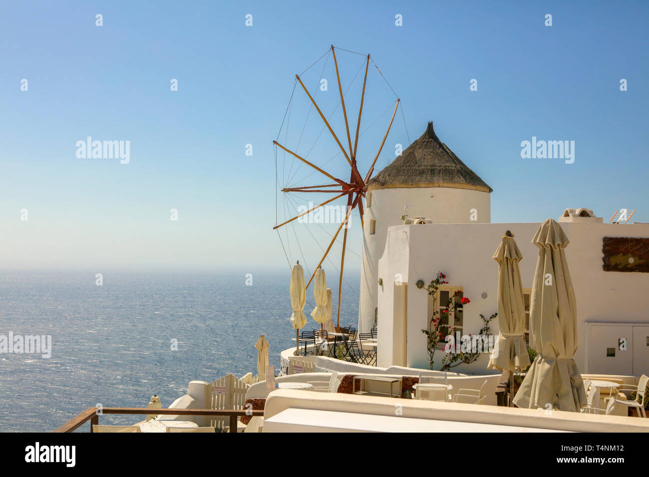 Mulino a vento tradizionale di Santorini contro un cielo chiaro. Foto Stock