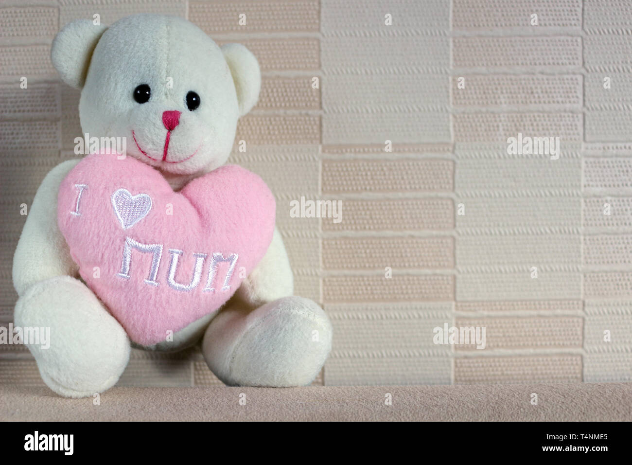 La festa della mamma orso di peluche. Un orsacchiotto di peluche con un  cuore dicendo io amo mamma su di esso Foto stock - Alamy