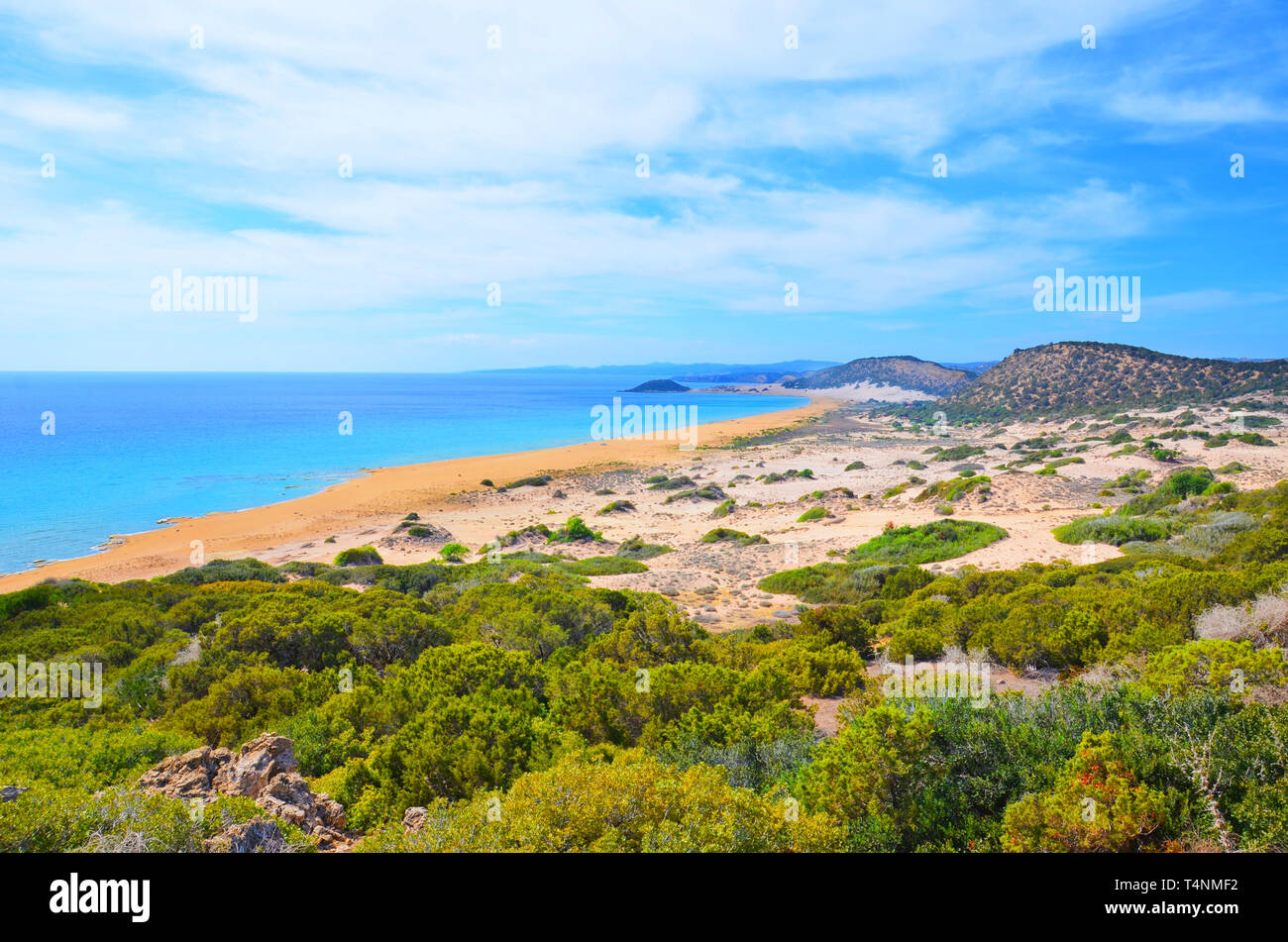 La magnifica vista del mare bellissimo paesaggio nella penisola di Karpas, la parte settentrionale di Cipro. La parte turca di Cipro è un fuori pista di destinazione. Foto Stock