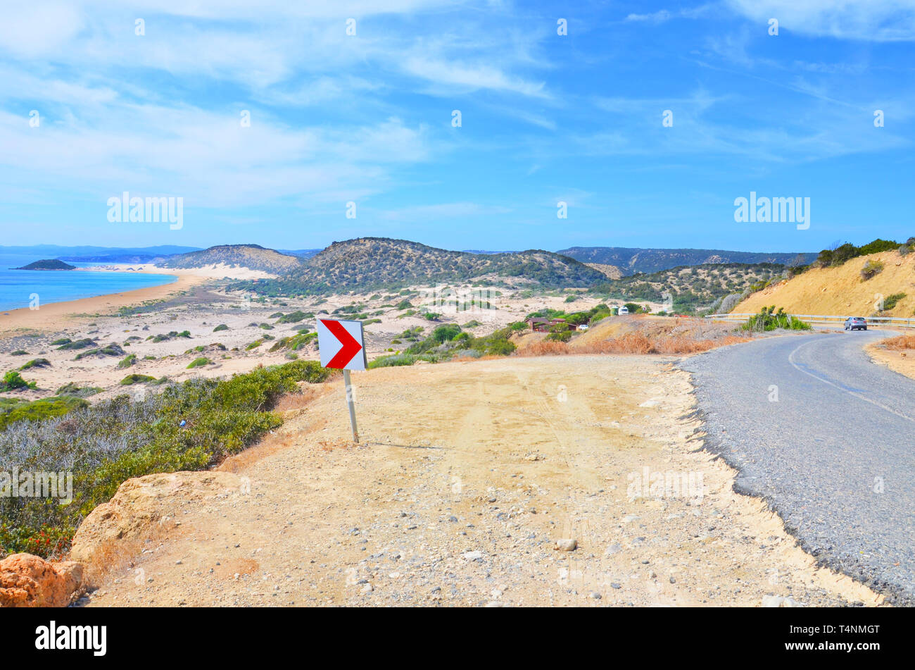 Splendida vista sul paesaggio di campagna e la baia del Mediterraneo nella Penisola di Karpas, turca di Cipro nord. Foto Stock
