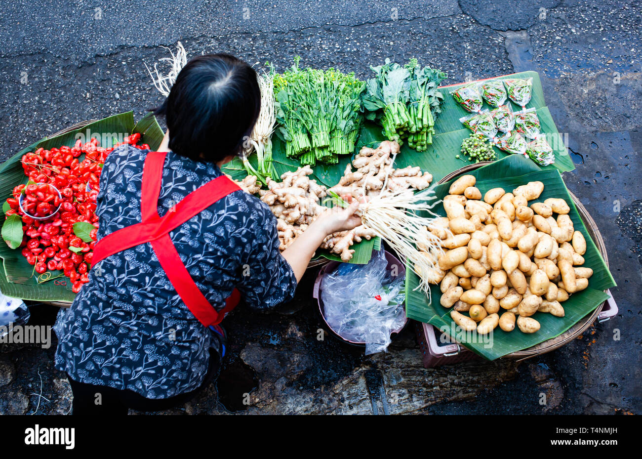 Vista superiore della donna la vendita di frutta fresca e vegatables - Tailandia Foto Stock