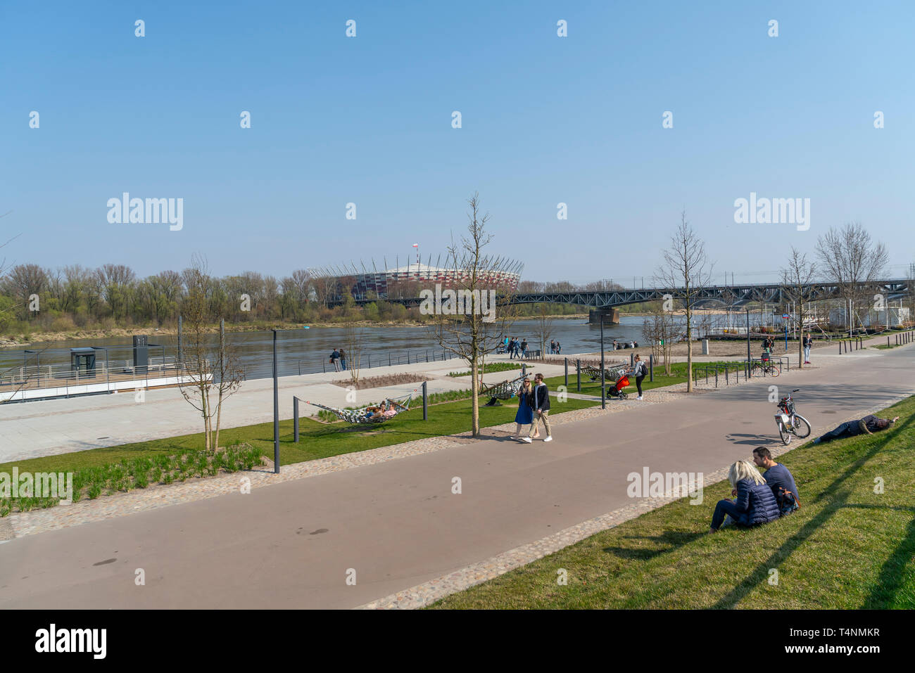 Varsavia, Polonia. Aprile 2018. Rilassatevi lungo le rive del fiume Vistola in primavera Foto Stock