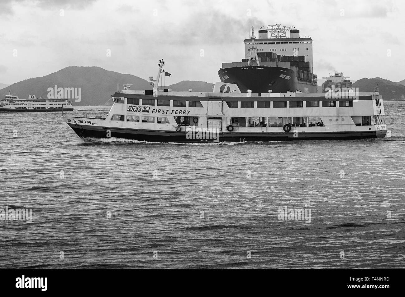 Foto in bianco e nero della nave portacontainer Evergreen, SEMPRE PICCANTE, nel trafficato East Lamma Shipping Channel, diretta a Hong Kong. Foto Stock