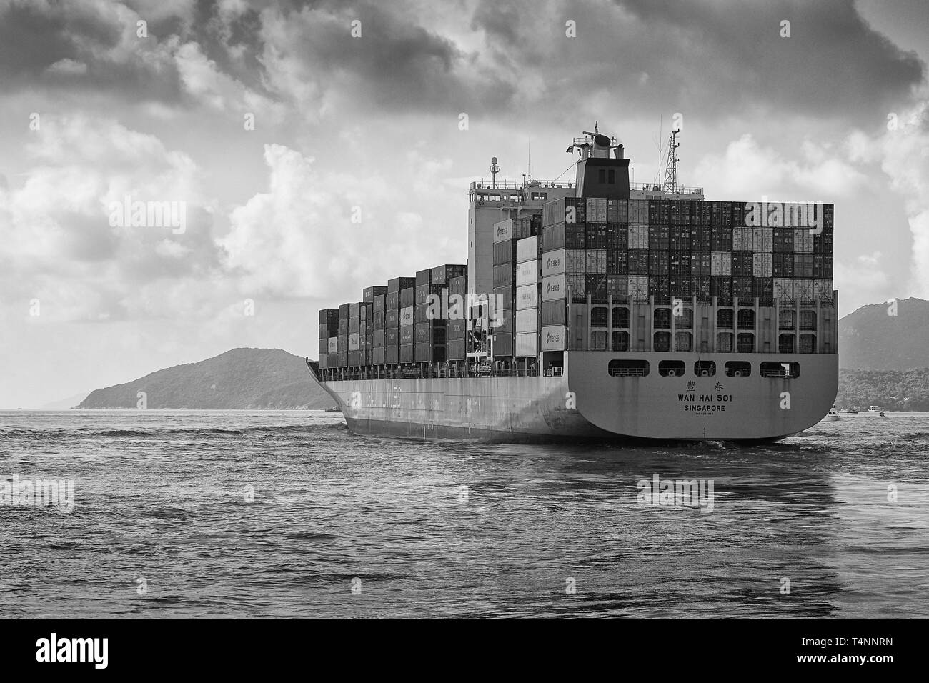 Foto in bianco e nero di una WAN HAI LINES Nave portacontainer, WAN HAI 501, immettendo la trafficata East Lamma canale come lei lascia il porto di Victoria e di Hong Kong. Foto Stock