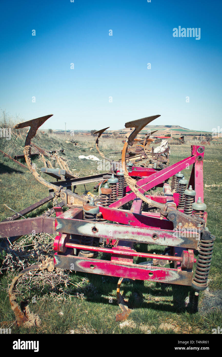 Macchine agricole su terreni agricoli Foto Stock