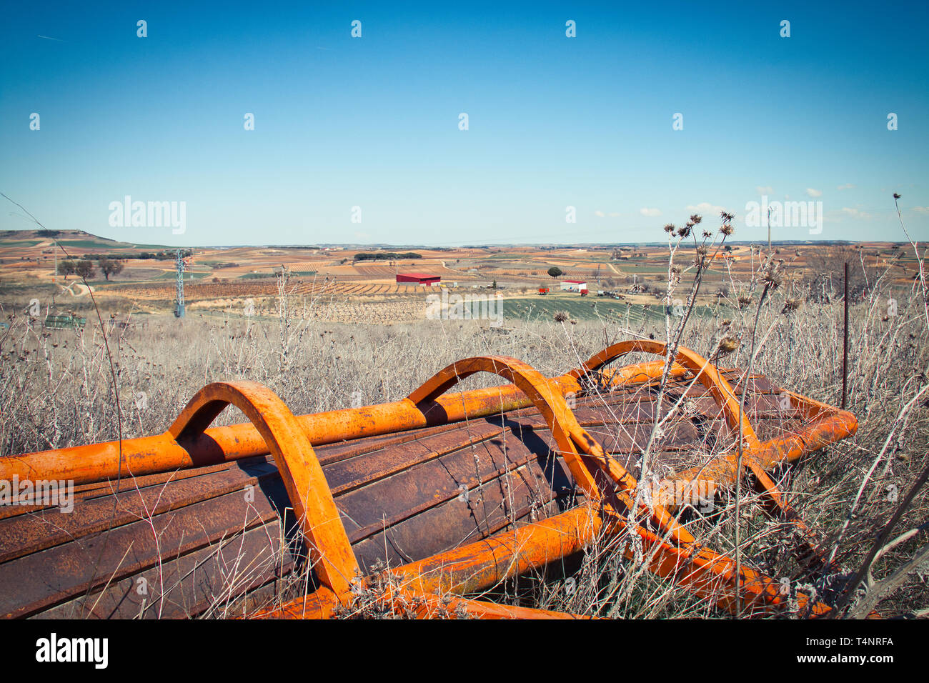 Macchine agricole su terreni agricoli Foto Stock