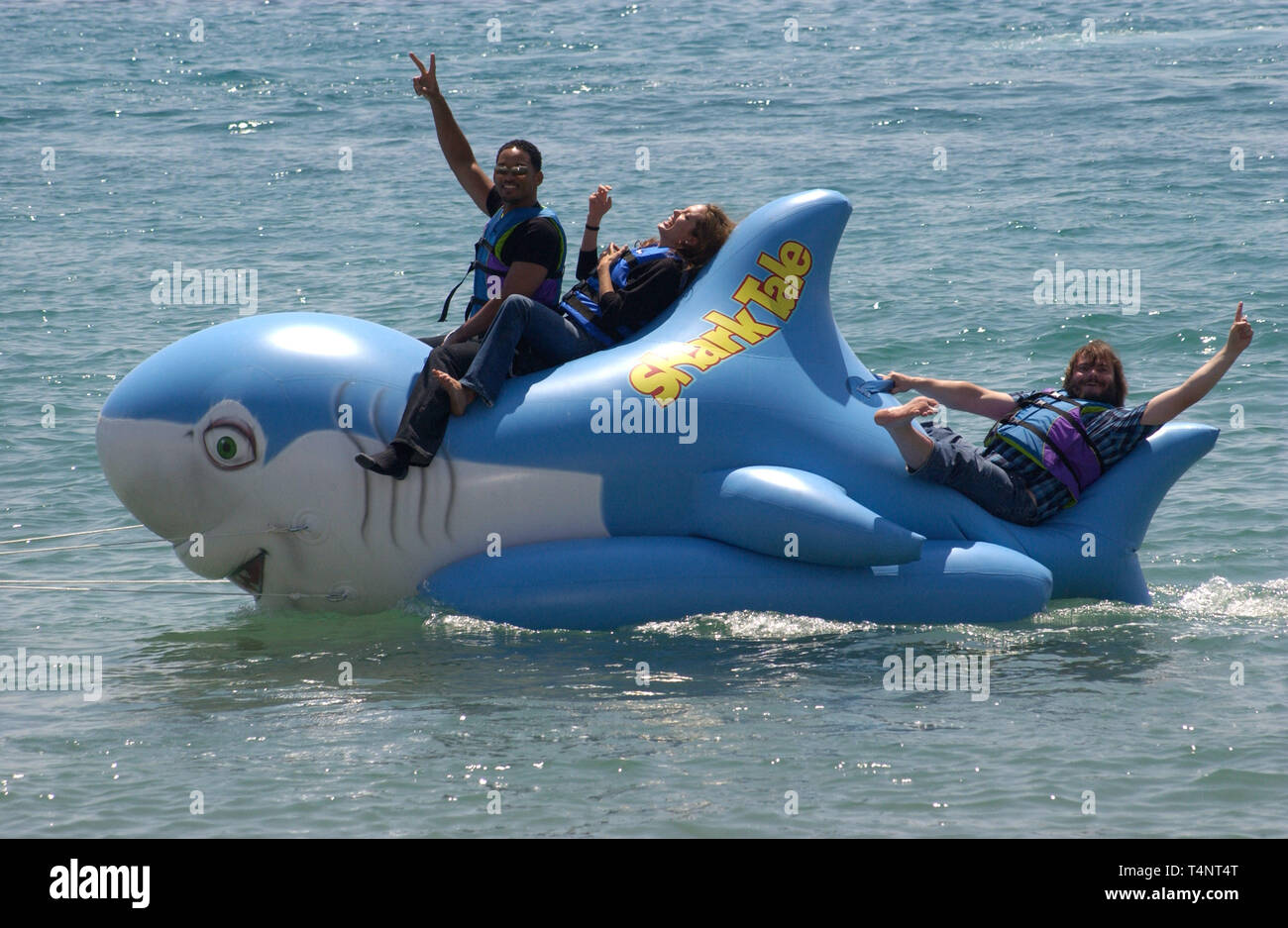 CANNES, Francia. 14 maggio 2004: Angelina Jolie, Will Smith & JACK BLACK cavalcare un squalo gonfiabile intorno alla baia di Cannes per promuovere il loro nuovo film Shark Tale al festival di pellicola di Cannes, Cannes, Francia. Foto Stock