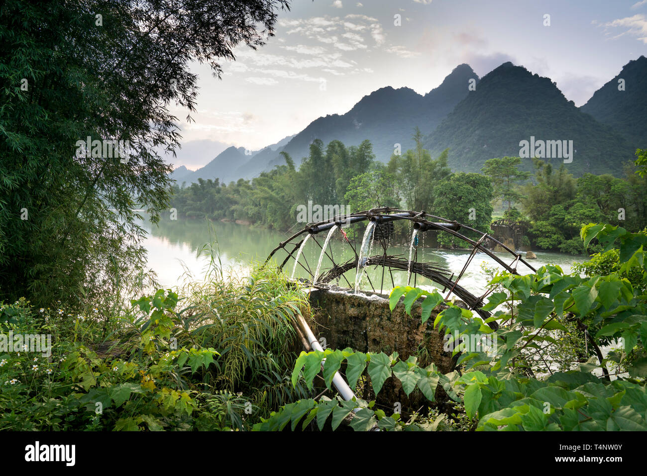 Il bambù ruota di acqua riceve le acque del fiume per irrigare i campi di riso. Paesaggio particolare di area Cao Bang provincia montagne, Vietnam Foto Stock