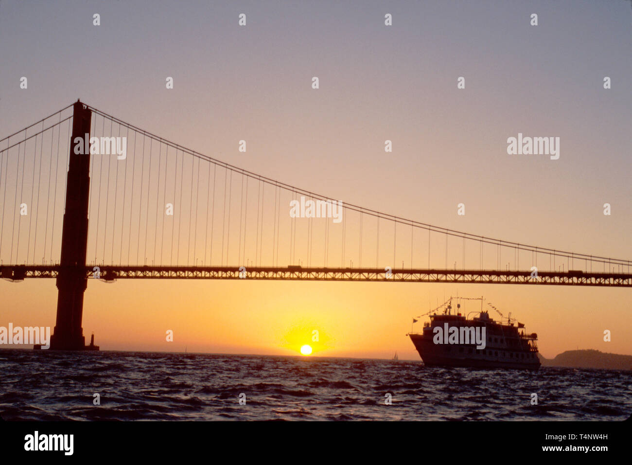 California San Francisco San Francisco Bay Golden Gate Bridge, cavalcavia, collegamento, collegamento, nave da crociera Spirit of Discovery, barca passeggeri, nave, barca, tran Foto Stock