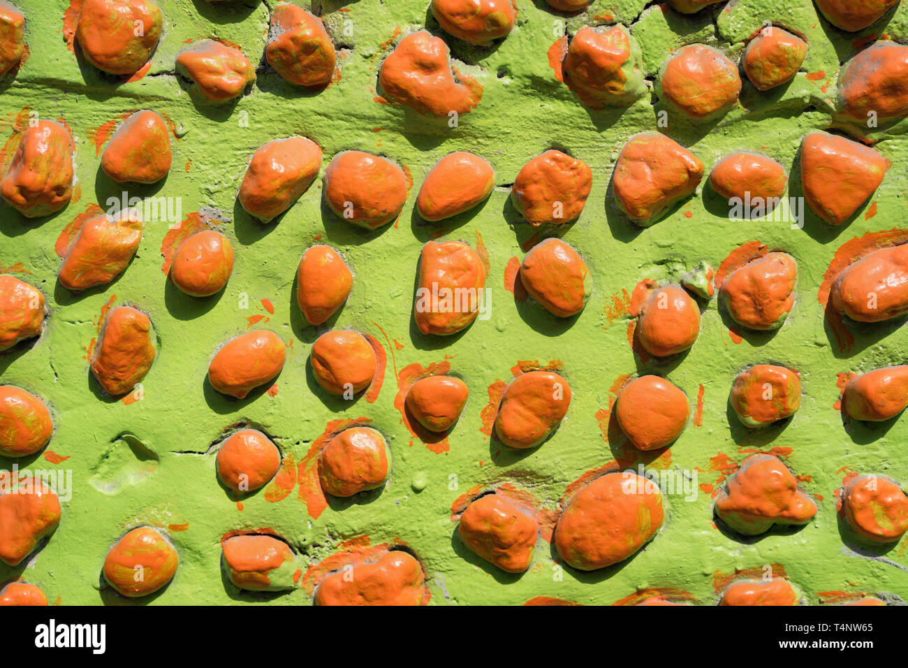 Ciottoli colorati pezzi attaccare su sfondo a parete Foto Stock