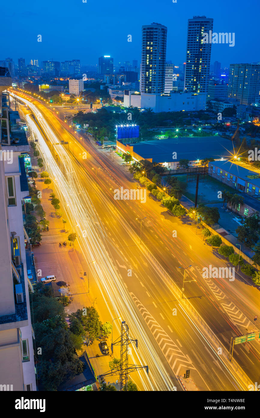 Vista aerea di Pham Hung street, Hanoi, Vietnam. Hanoi cityscape di notte Foto Stock