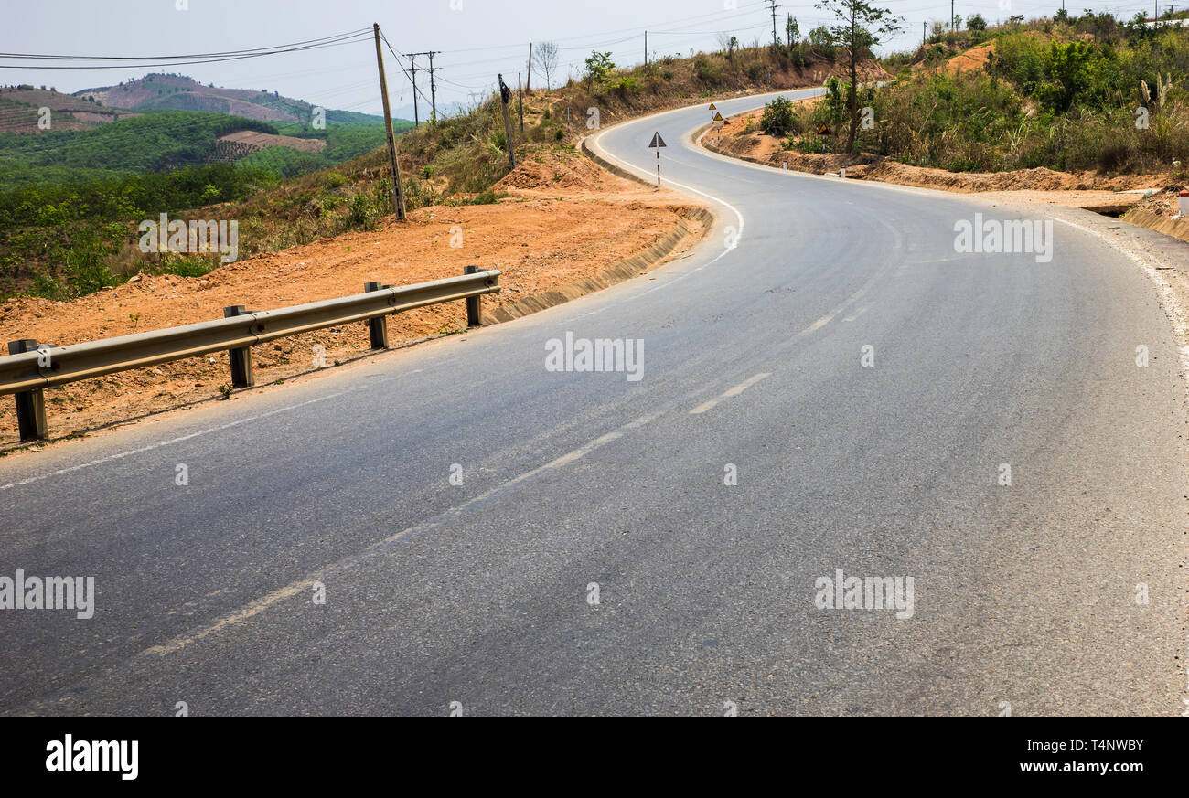 Strada curva a Tay Nguyen highland del Vietnam Foto Stock
