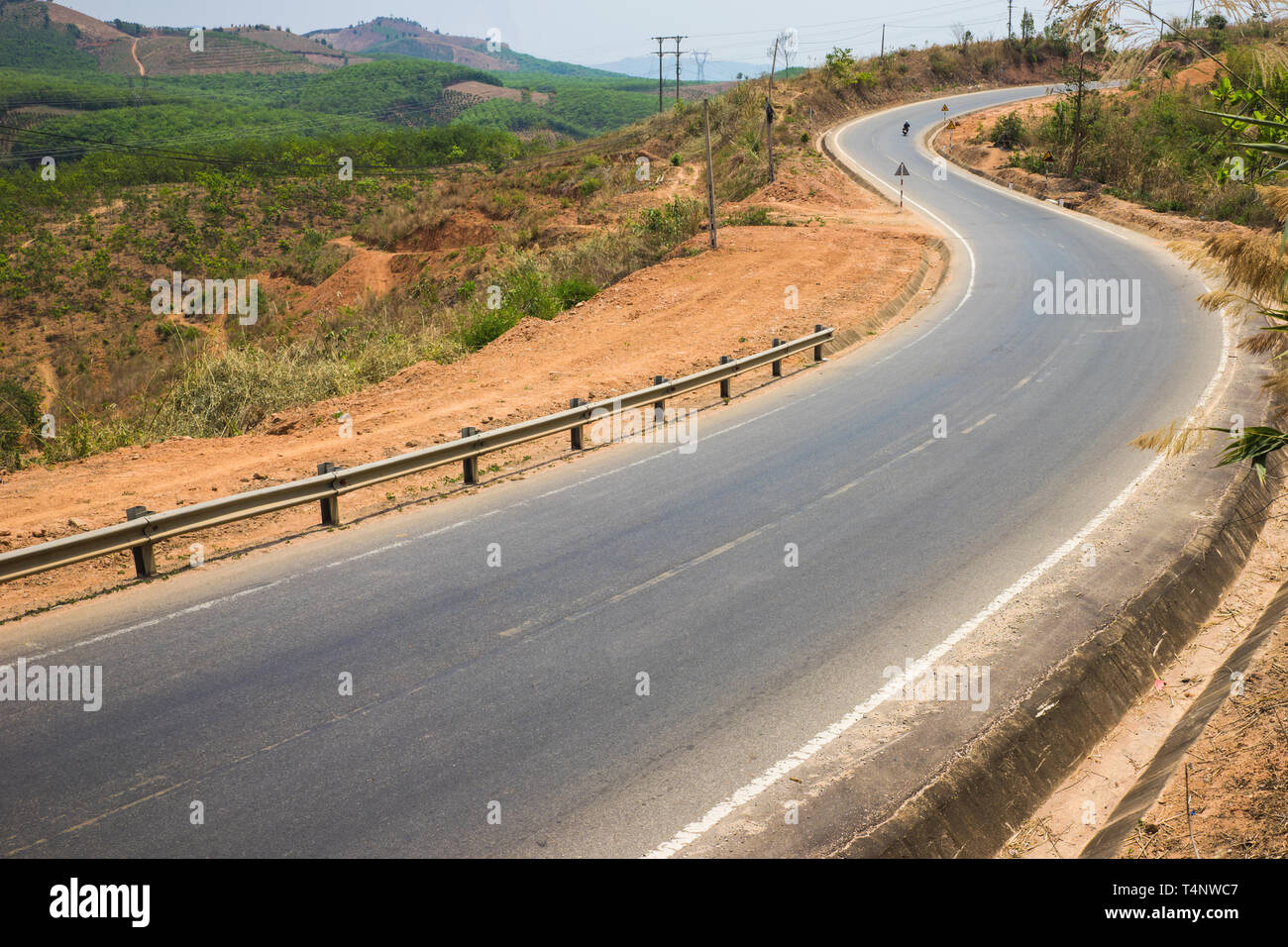 Strada curva a Tay Nguyen highland del Vietnam Foto Stock