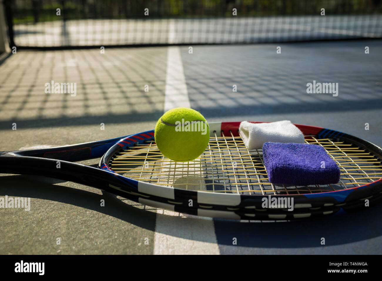 Palla da tennis, camorra, braccialetti sul campo da tennis Foto Stock